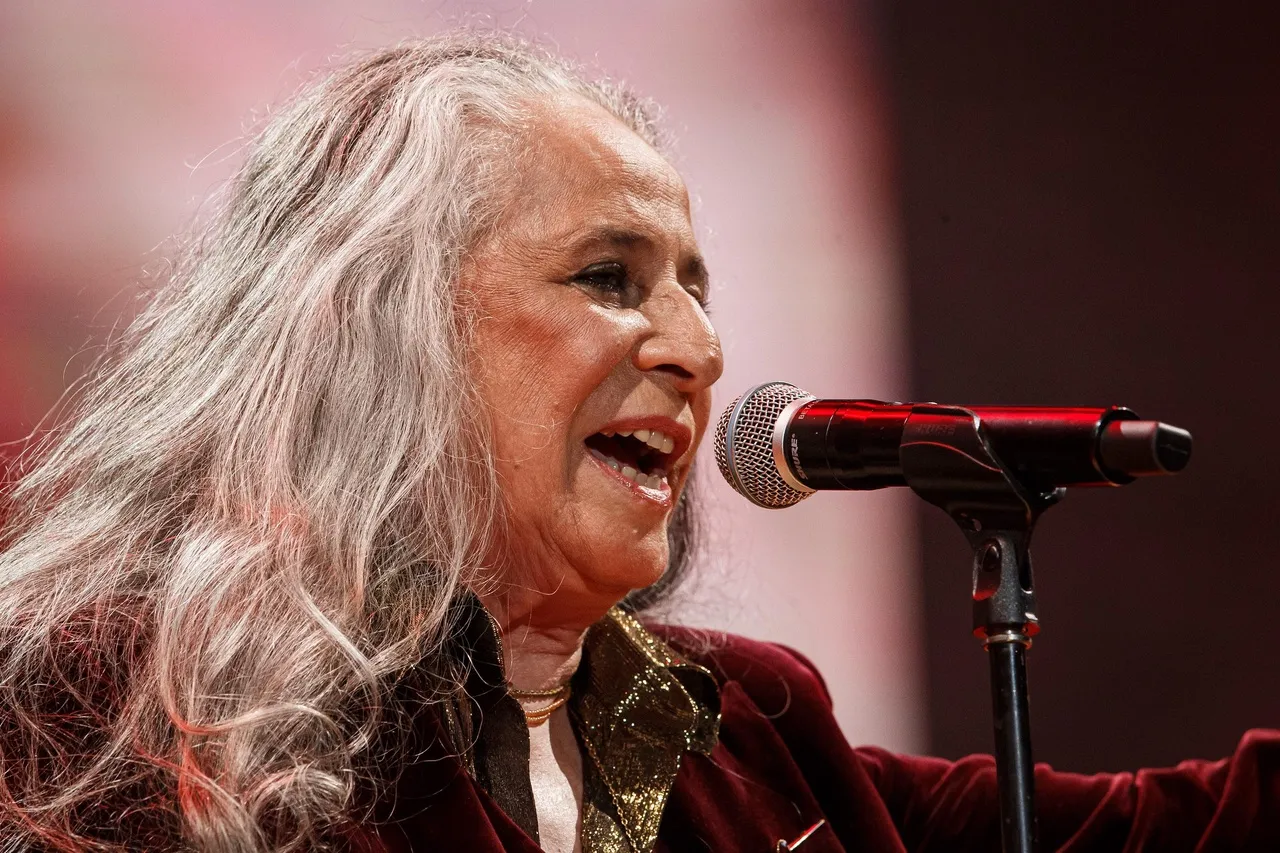 Maria Bethânia canta ao lado do irmão, grandes sucessos de suas carreiras