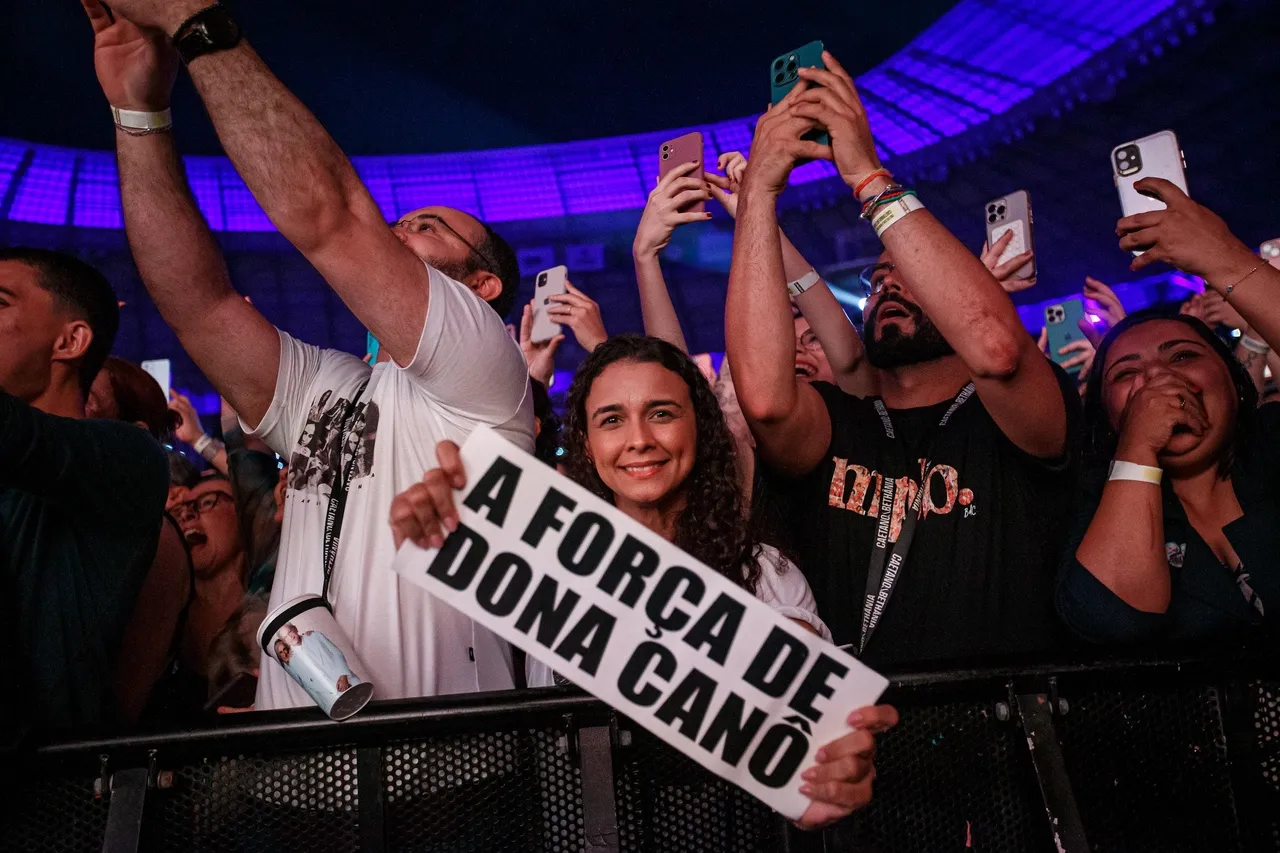 Fãs fazem referência a mãe de Caetano e Bethânia, Dona Canô