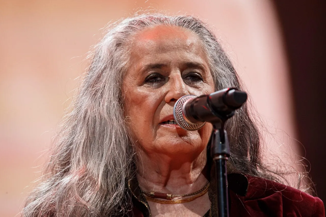 Maria Bethânia em show com o irmão Caetano Veloso