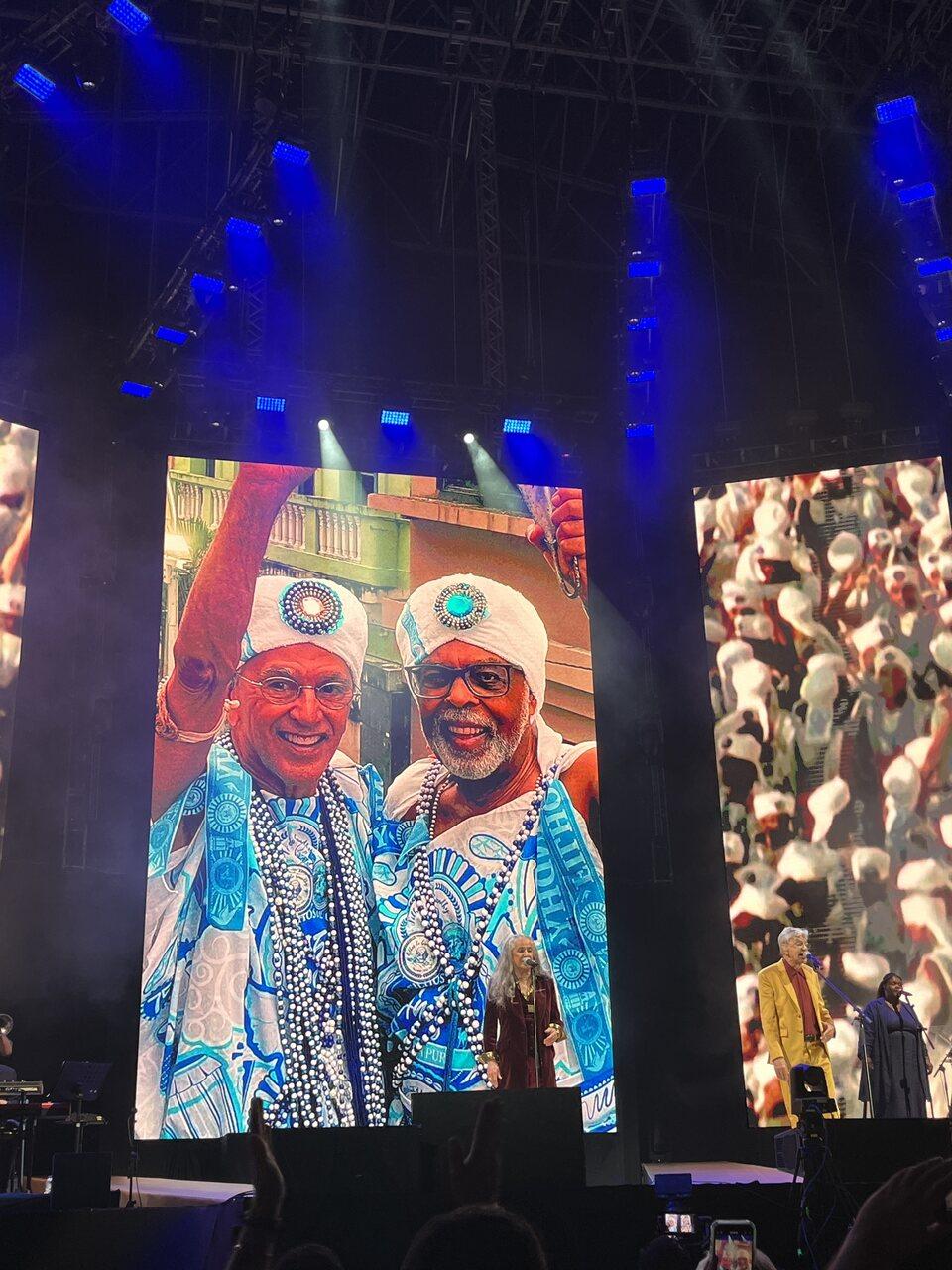 Amigos e parceiros musicais antigos da dupla, como Gilberto Gil, também foram exaltados na apresentação