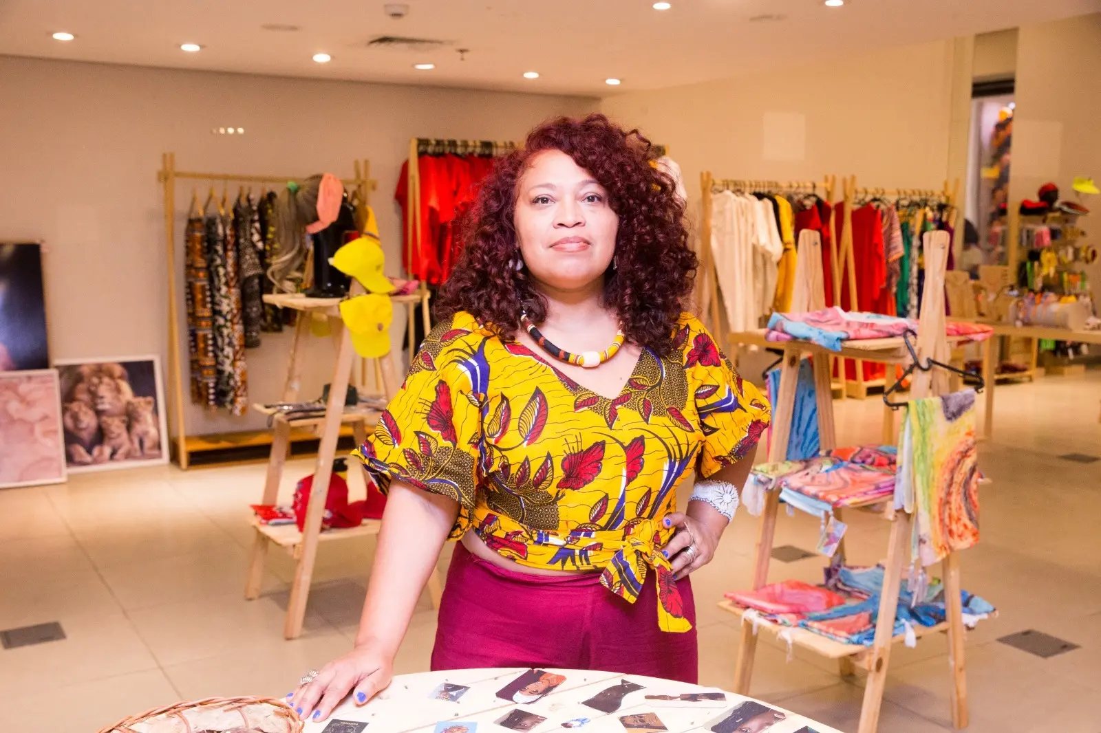 Nenzinha com mão na cintura