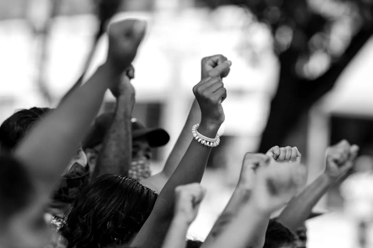 Mãos estendidas em protesto
