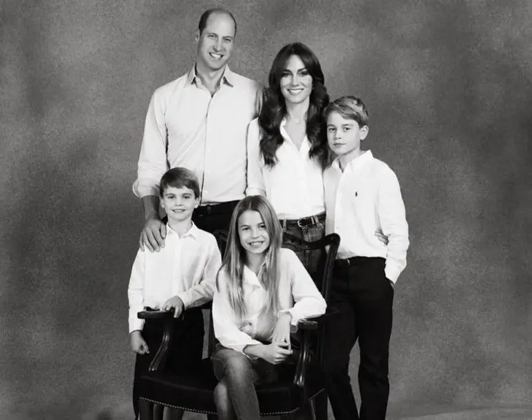 Foto em preto e branco da família de William e Kate