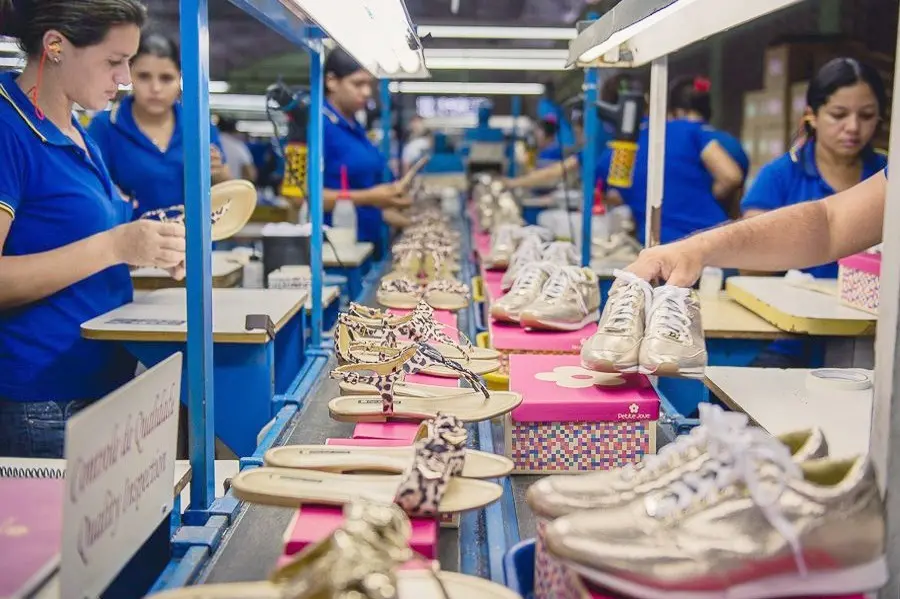 Trabalhadores fabricando calçados na Aniger Quixeramobim