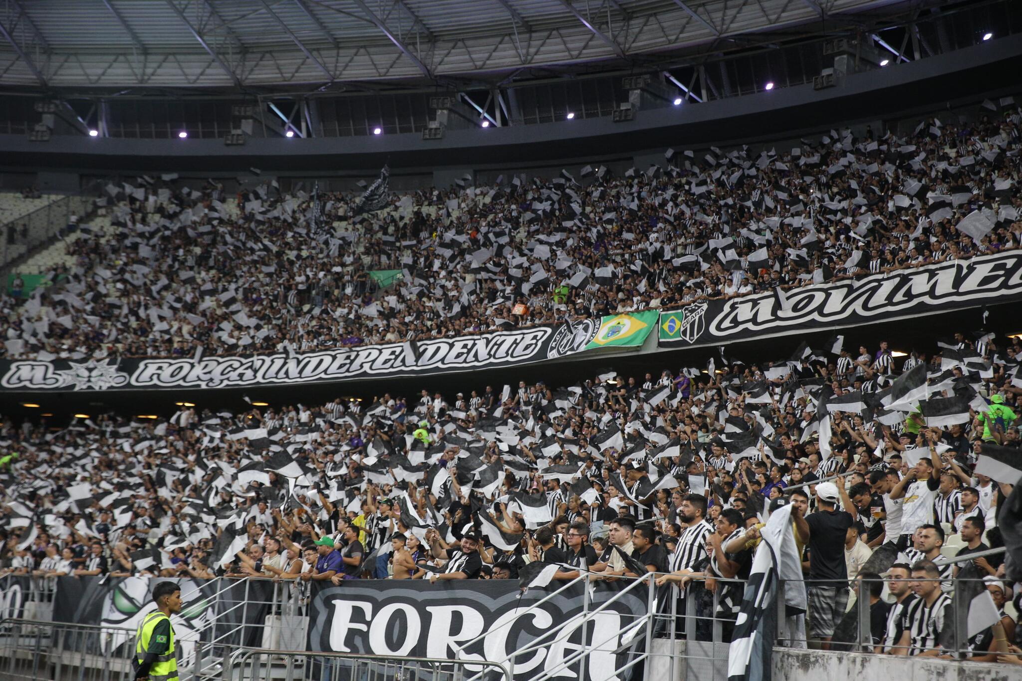 Foto da torcida do Ceará na Arena Castelão em jogo contra o América-MG