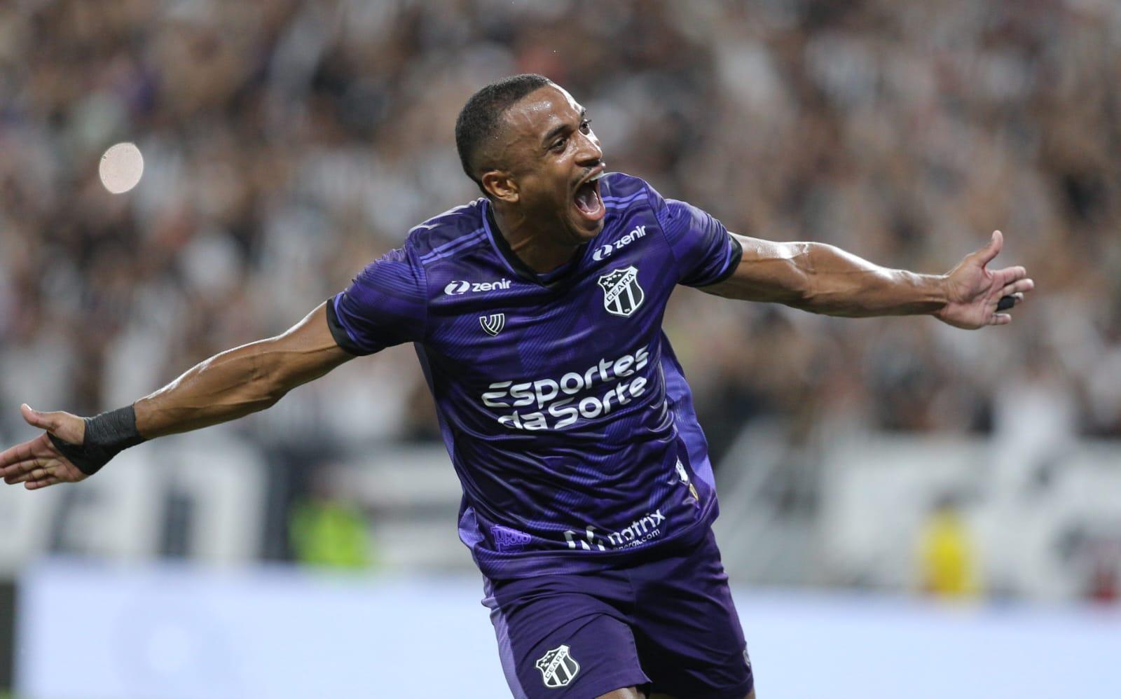 Saulo Mineiro comemora gol pelo Ceará