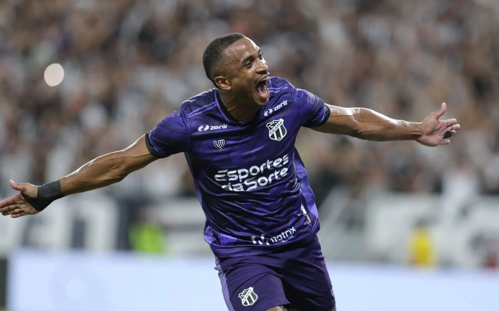 Saulo Mineiro comemora gol pelo Ceará