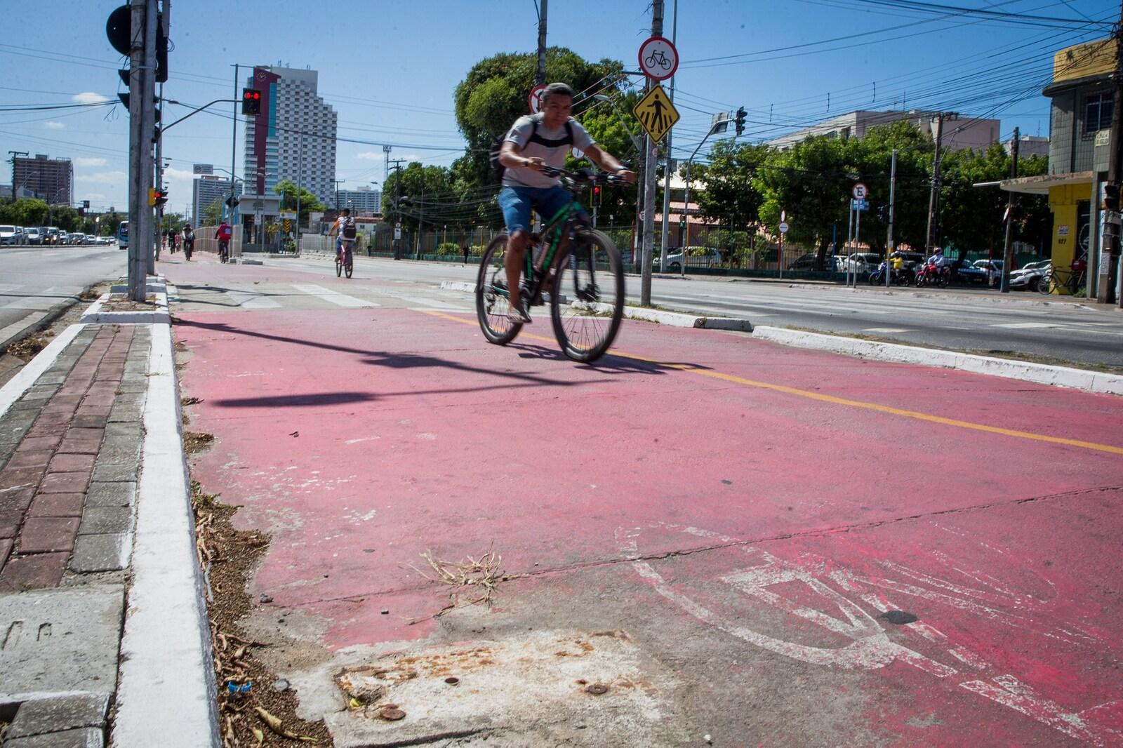 Ciclista trafega na ciclovia da Avenida Bezerra de Menezes