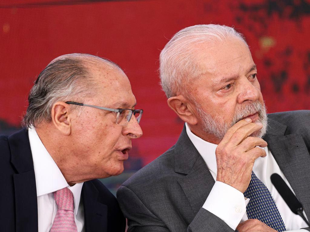 Foto de Lula ao lado de Geraldo Alckmin em evento