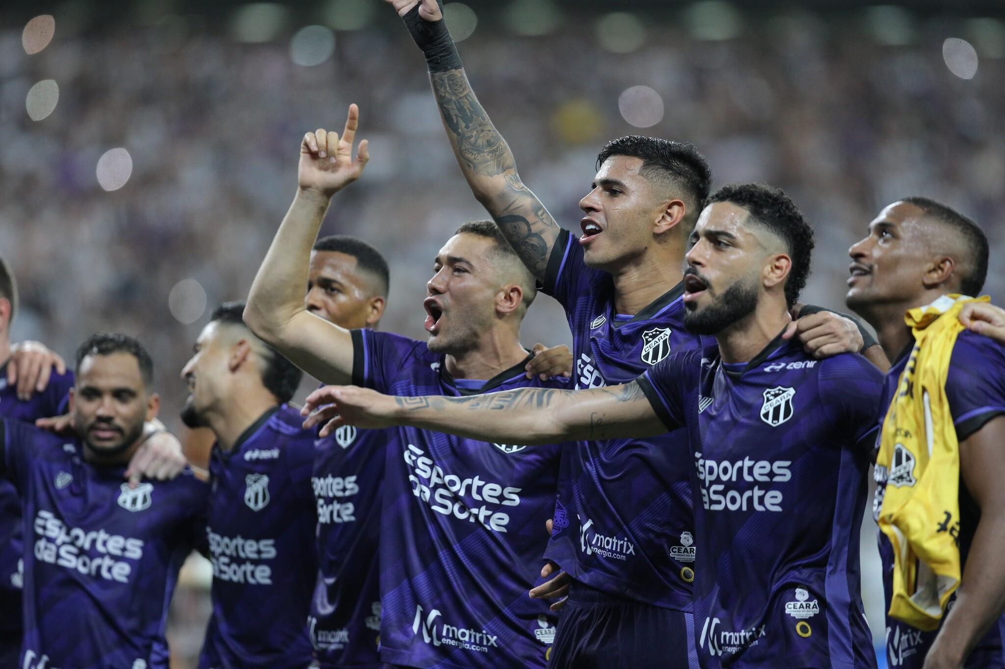 Jogadores do Ceará comemoram vitória