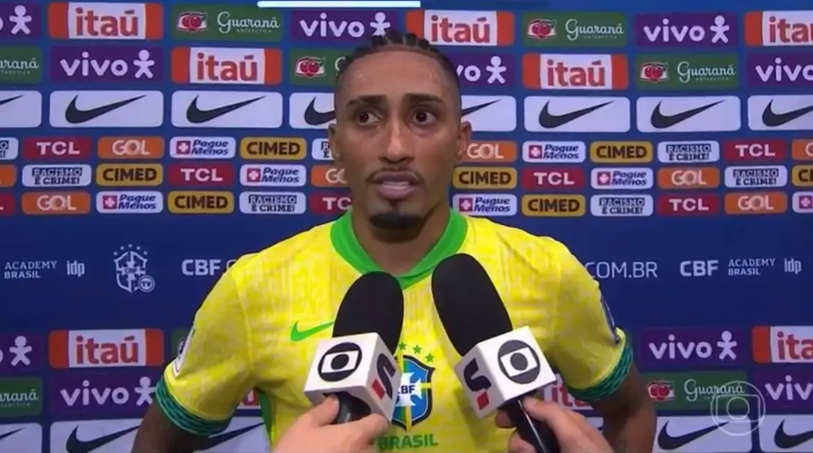 Raphinha durante coletiva de imprensa