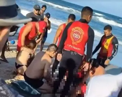 Bombeiros socorrendo turista afogado na Praia do Futuro