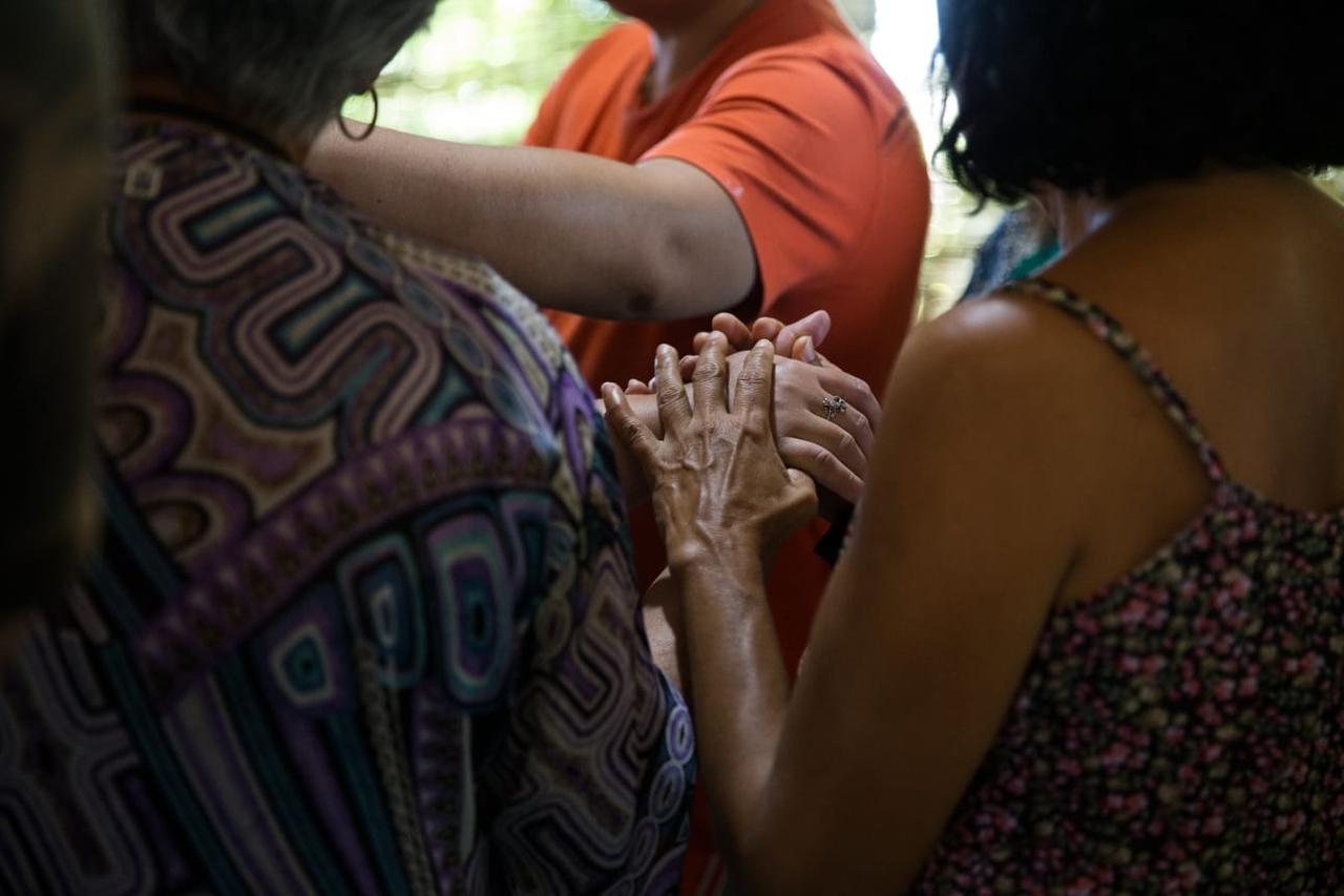 Mulheres de mãos dadas