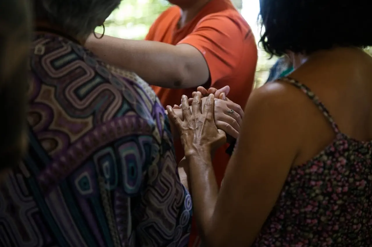 Mulheres de mãos dadas