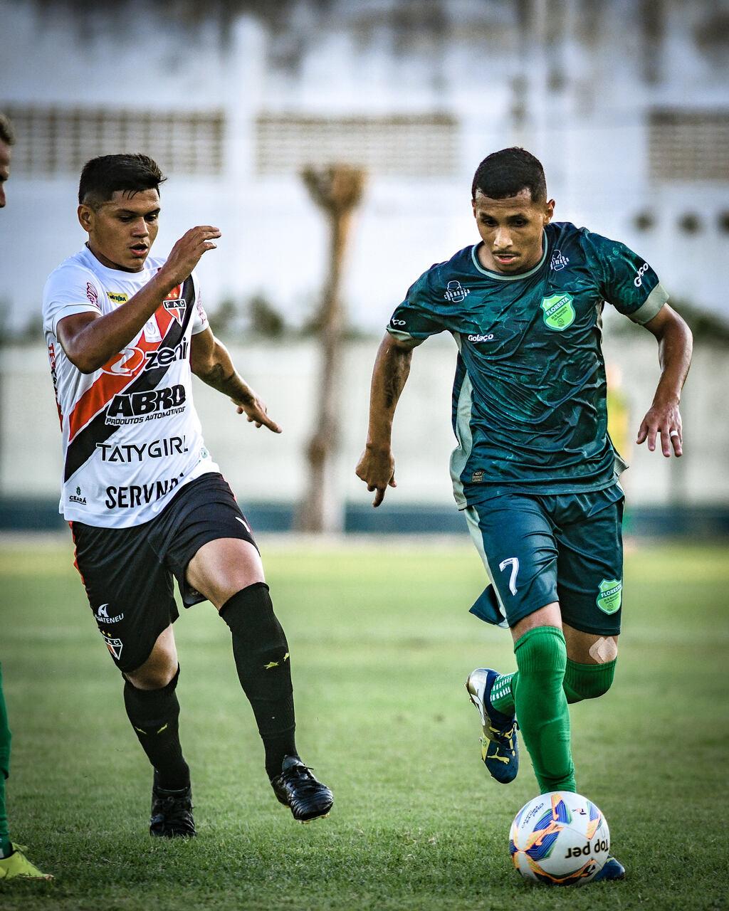 Foto de jogadores de Ferroviário e Floresta durante jogo