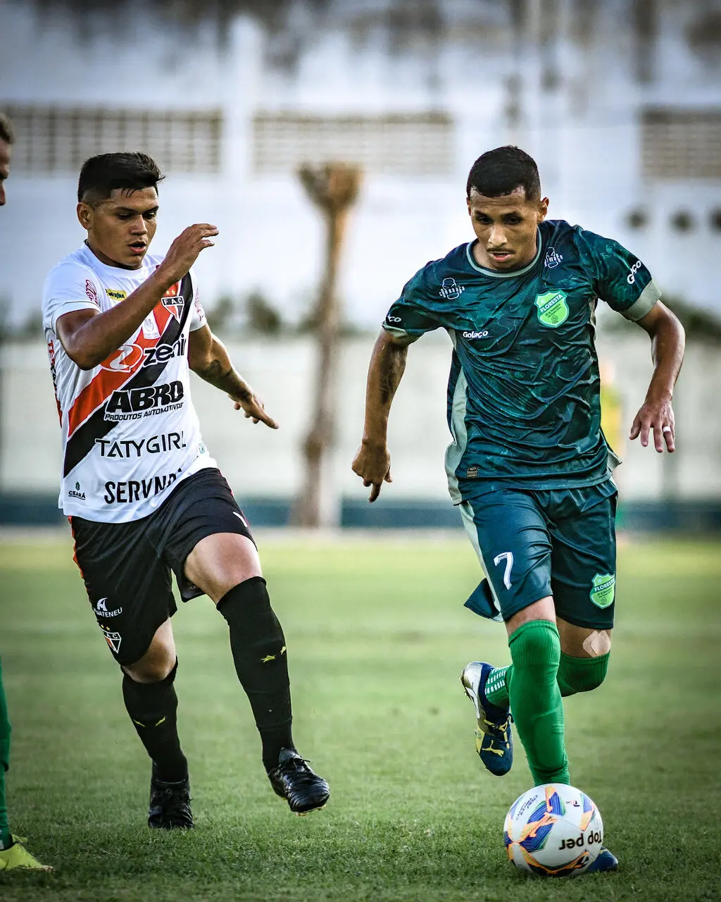 Foto de jogadores de Ferroviário e Floresta durante jogo