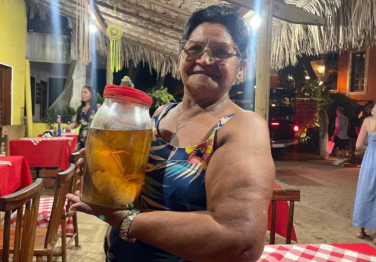 Tereza Martins mostra um pote com um camarão-tigre