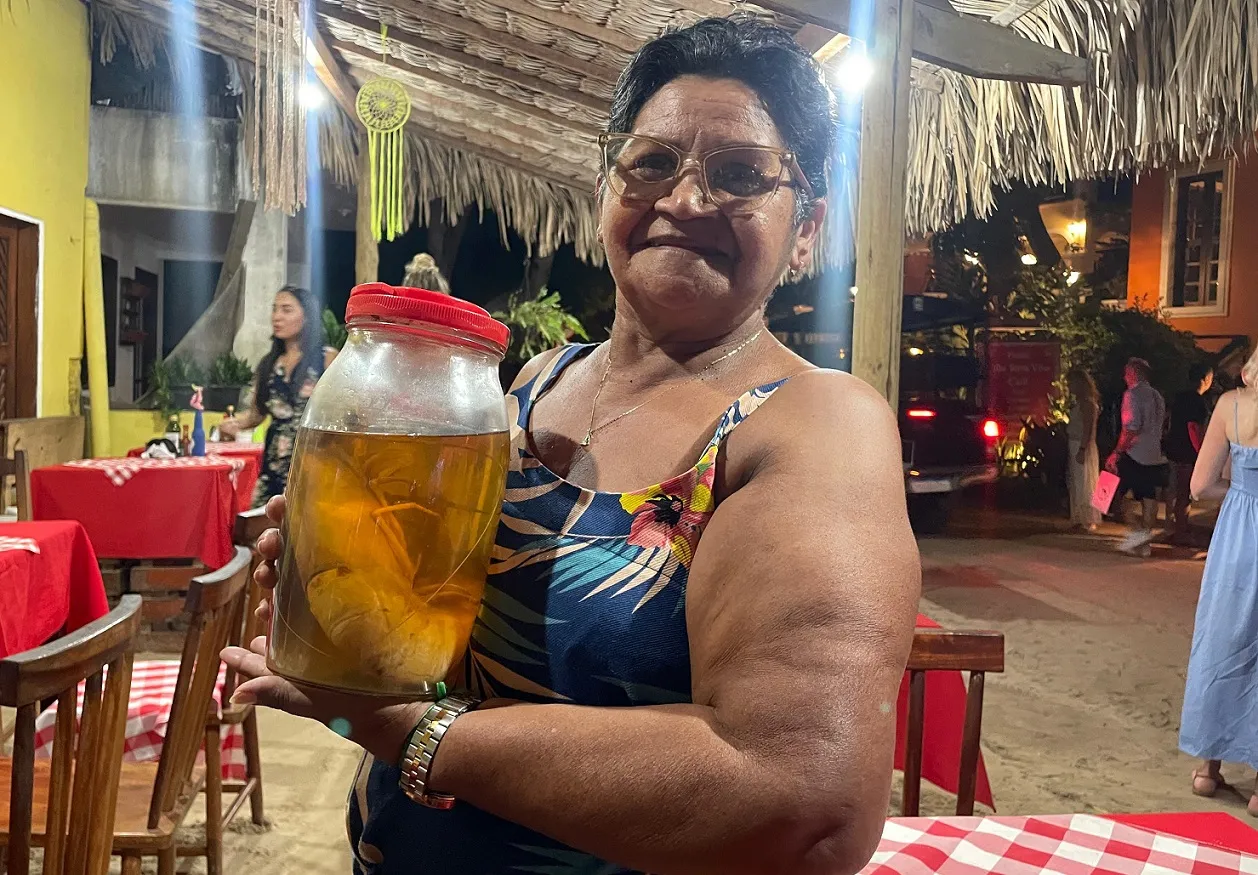 Tereza Martins, nativa da Vila, aprendeu a pescar e administra um restaurante