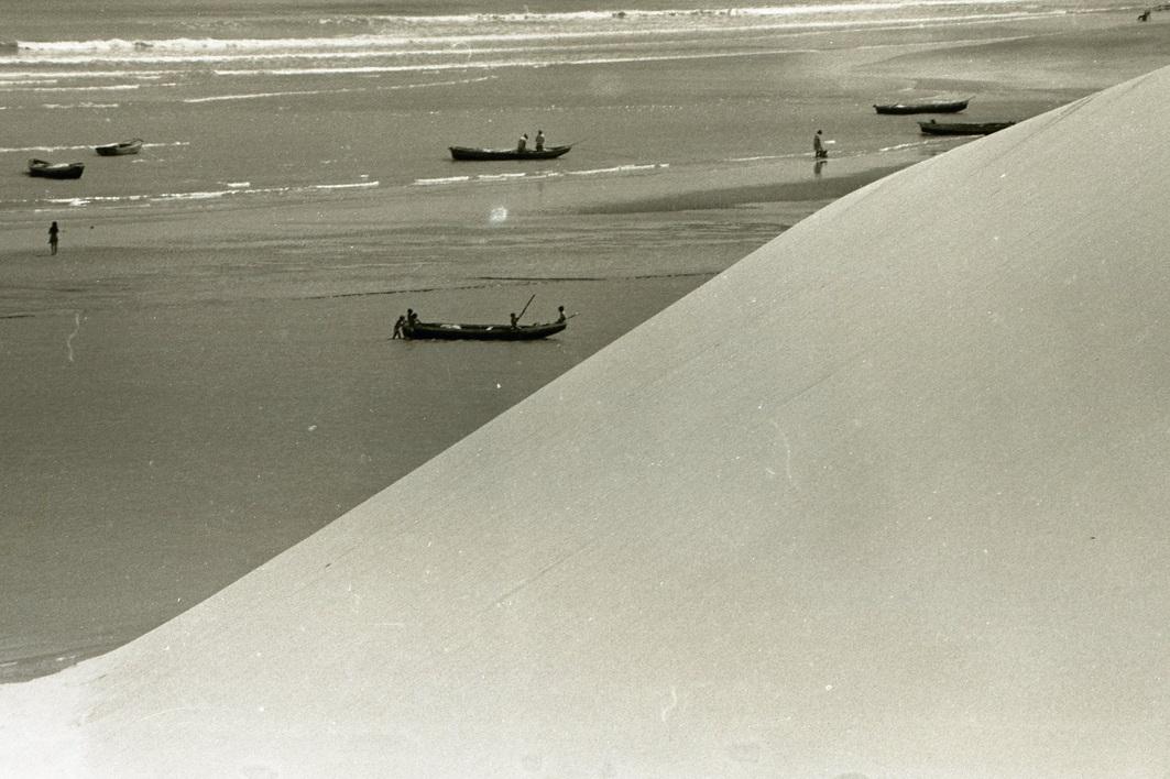 Foto antiga de duna e pescadores em Jericoacoara