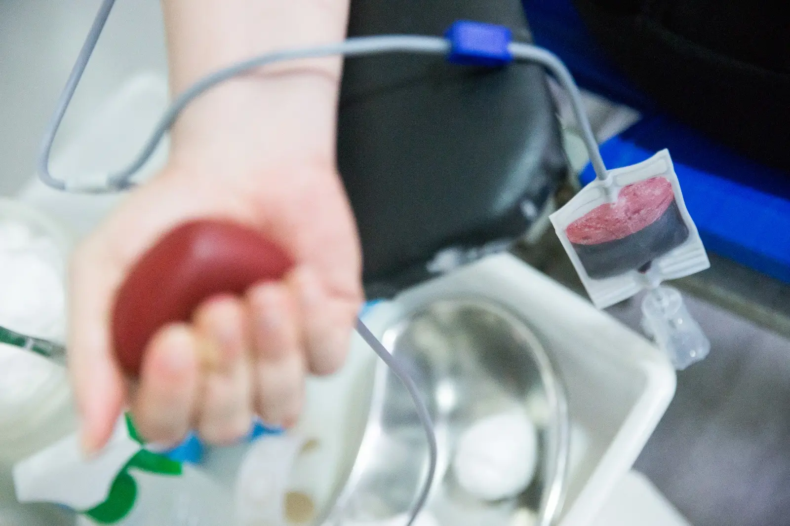 Homem doando sangue em hemocentro