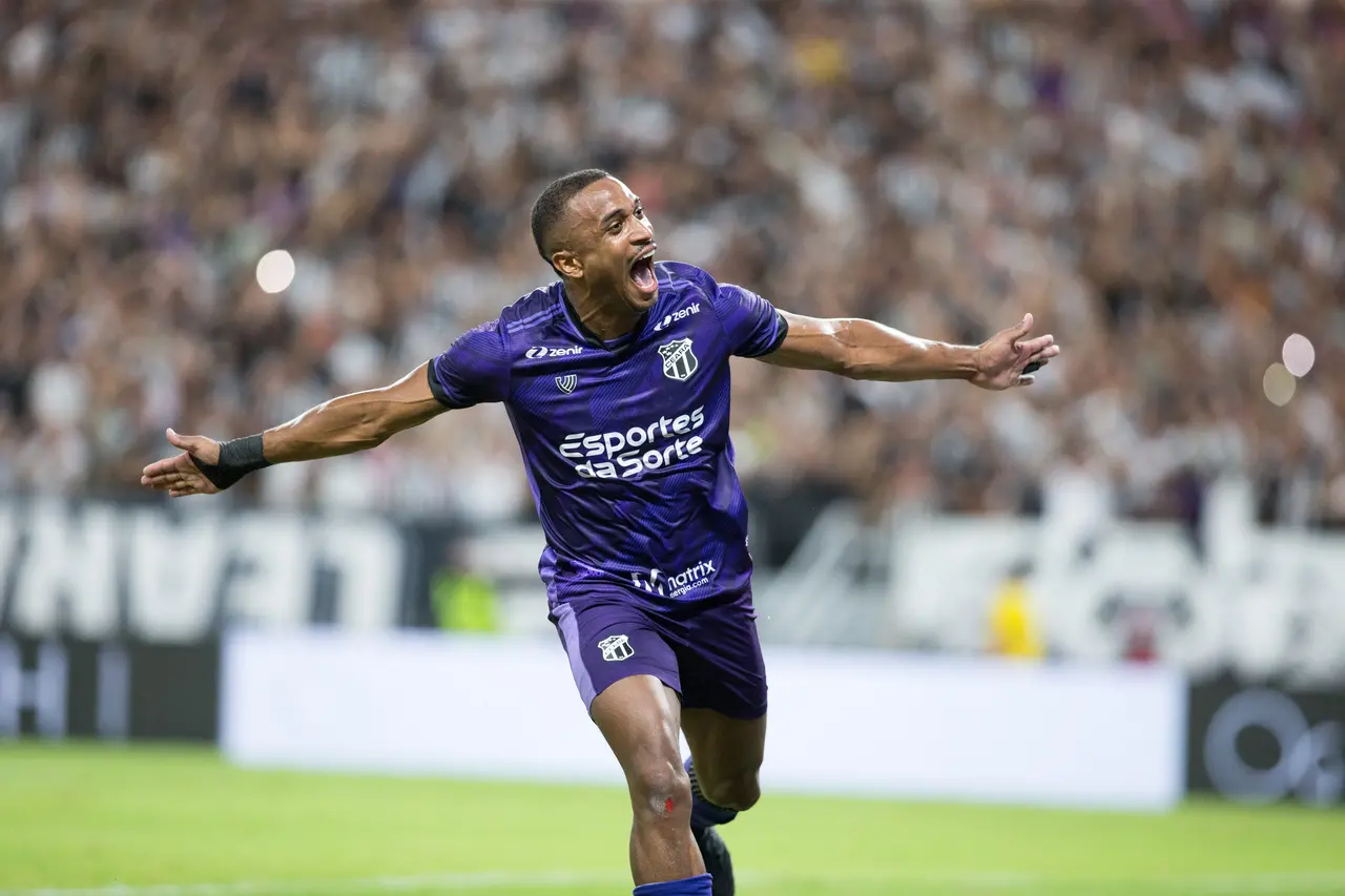 Saulo Mineiro em comemoração de gol contra o América-MG