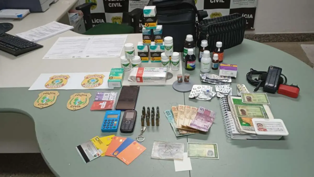 Cartões, remédios, dinheiro e itens apreendidos com homem que dopou e sequestrou idosa para realizar empréstimos