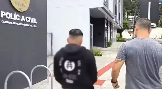 Dois homens de costas caminhando