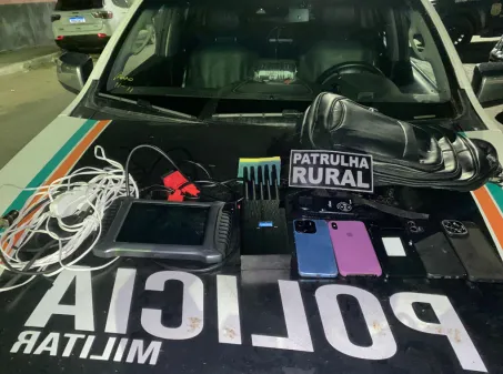 Cinco celulares foram apreendidos