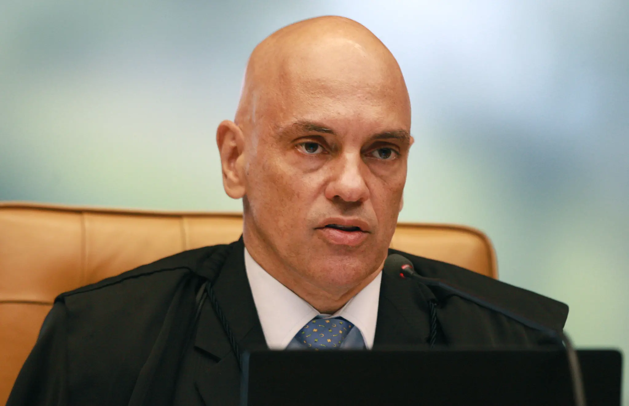Alexandre de Moraes é um homem branco e careca e na foto está de toga