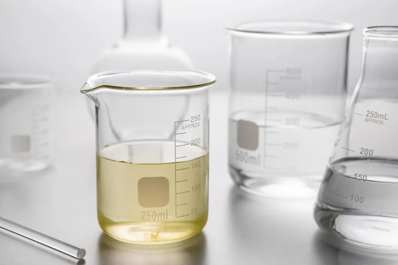 Metanol é semelhante ao álcool na aparência e no sabor, mas é altamente tóxico