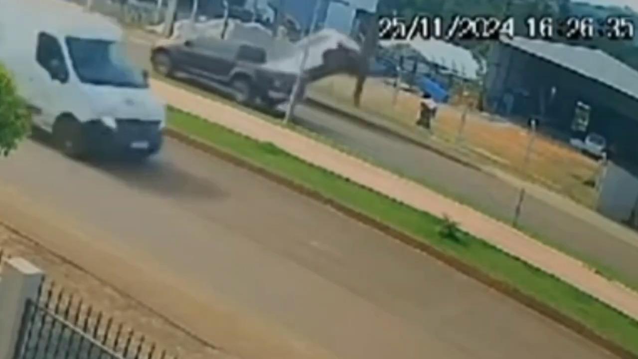 Frame de vídeo de carro que parece ter capotado sozinho no Paraná