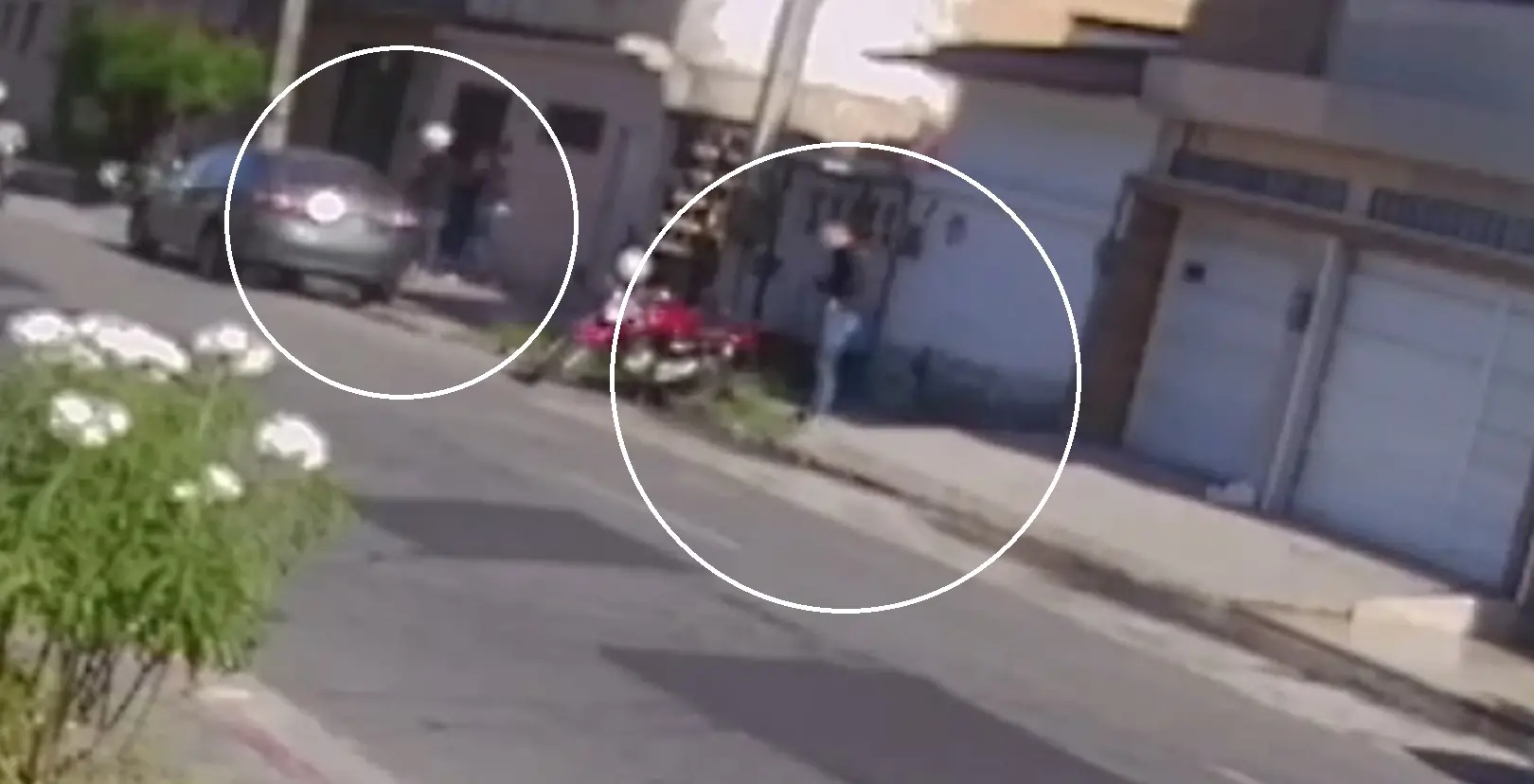 Homens foram flagrados por câmera de segurança