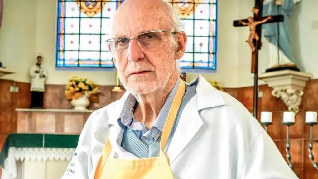 Padre Júlio Lancellotti em igreja