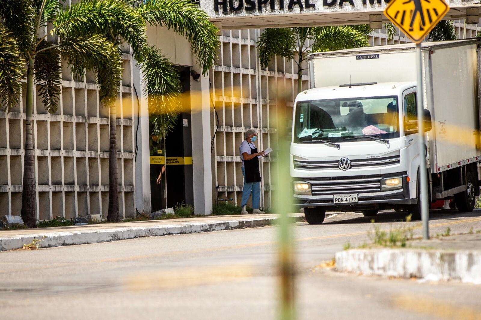 Caminhão estacionado em frente ao hospital da mulher