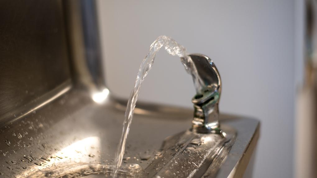 Imagem mostra bebedouro. Bactérias e vírus são encontrados em alimentos de fábrica de Morada Nova que teve surto de infecções