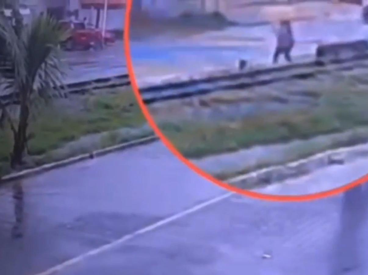 Imagem de câmera de segurança mostra menina caindo