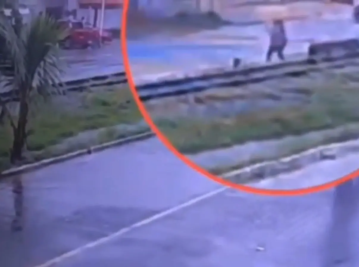 Imagem de câmera de segurança mostra menina caindo