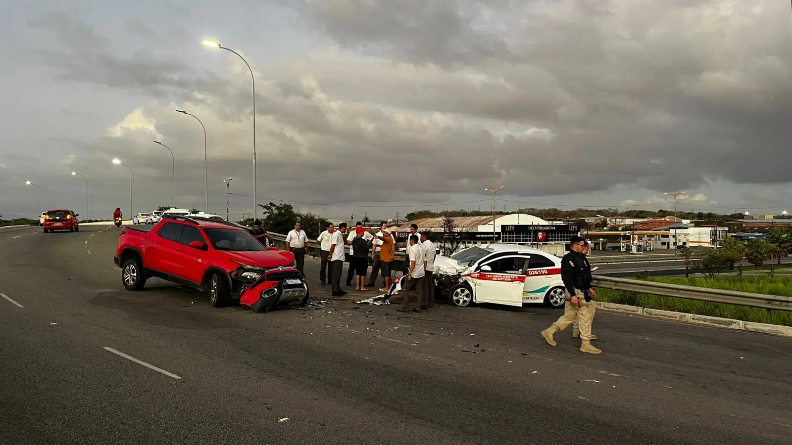 acidente de trânsito envolvendo veículo vermelho e taxista