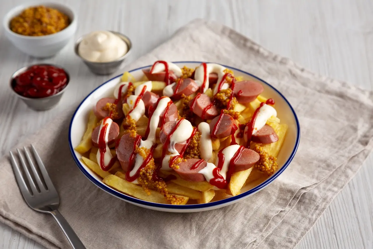 Prato com salchipapa. Prato de Criança de 2 anos morre após comer salsicha, e pais estão internados em estado grave.