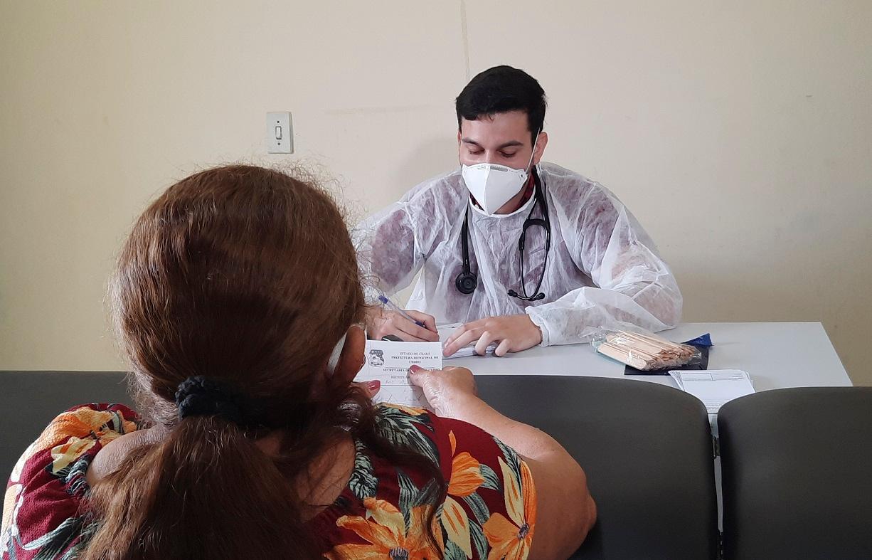 Paciente em atendimento com médico em Cedro