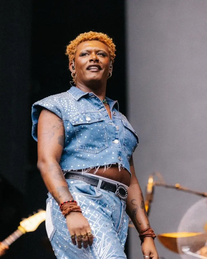 Liniker com camisa branca com a bandeira do Brasil