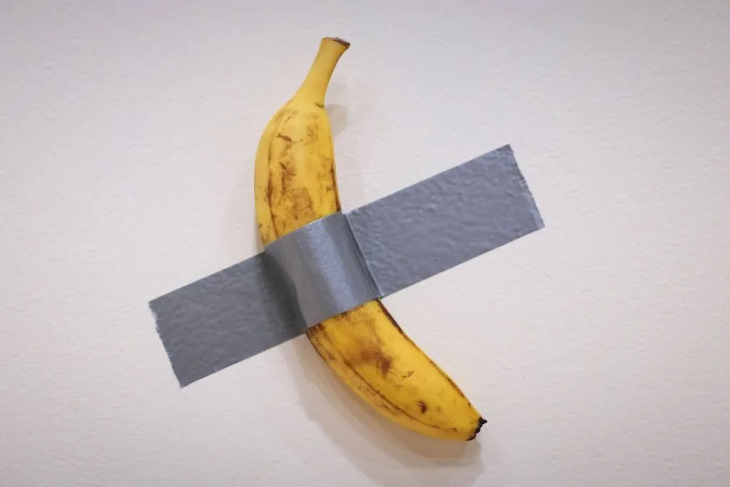 A peça intitulada 'Comedian' tem uma banana colada em uma parede com a ajuda de uma grande fita adesiva prateada