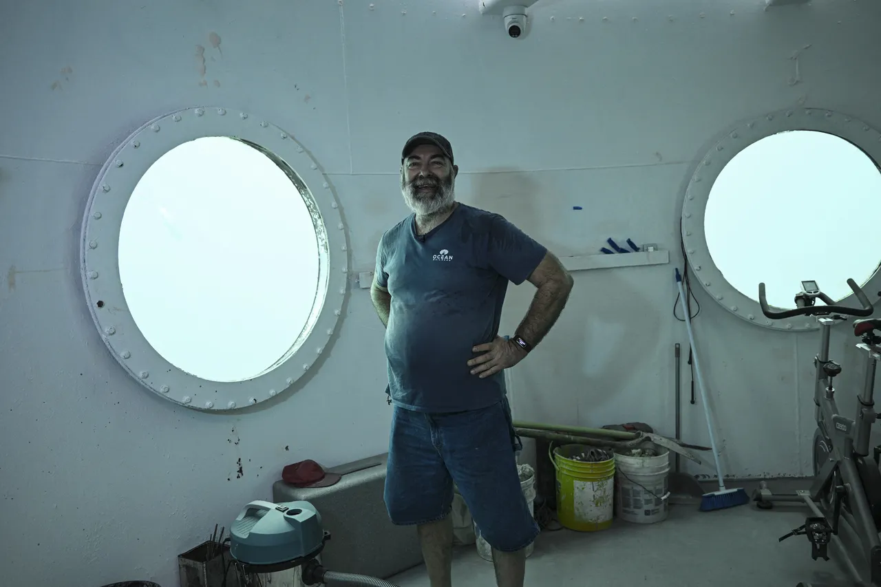 O espaço onde o alemão vive possui 30 m²