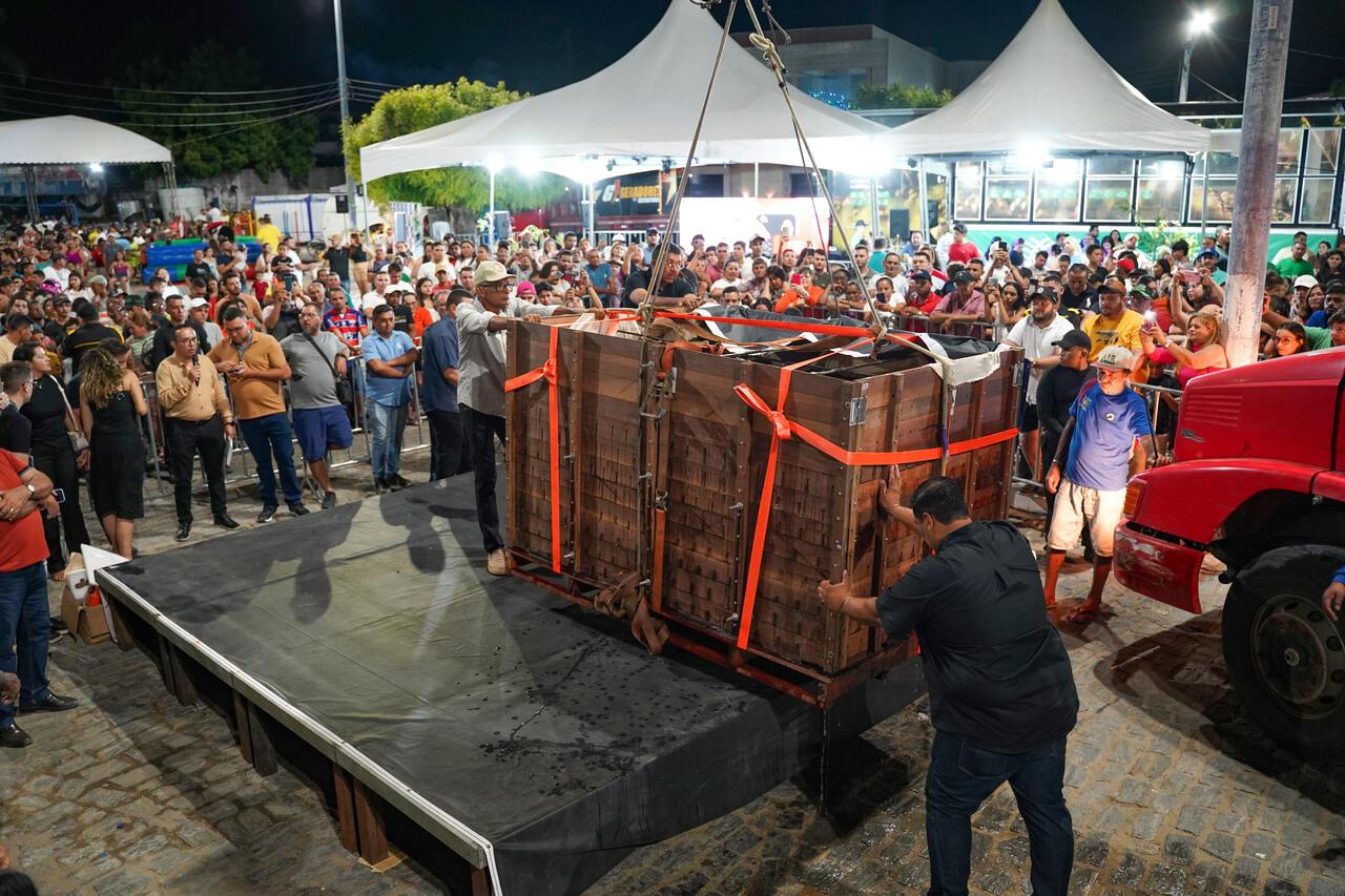 Queijo foi içado para pesagem na noite desta sexta-feira (29), em evento aberto ao público