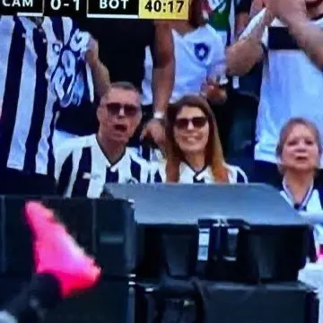 Governador de Sergipe é visto em torcida do Botafogo, mas deveria estar de licença médica