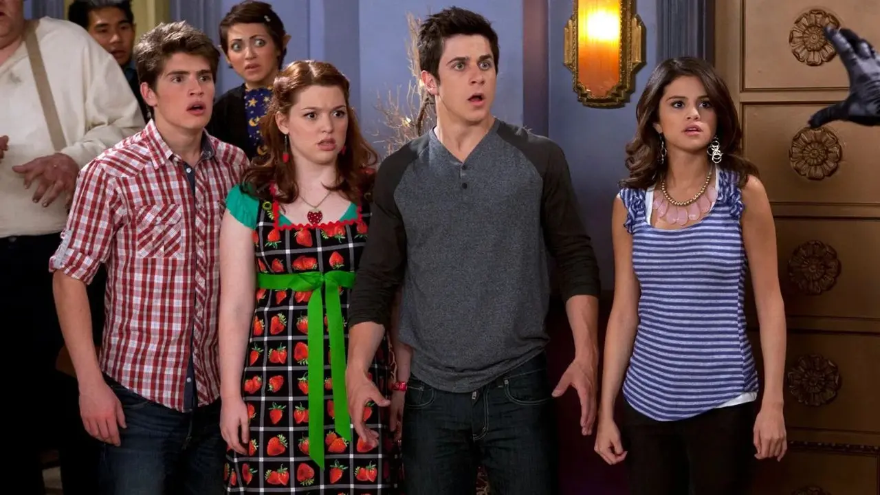 Imagem mostra cena da série feiticeiros de waverly place. Canais Disney Channel serão encerrados no Brasil em 2025; entenda