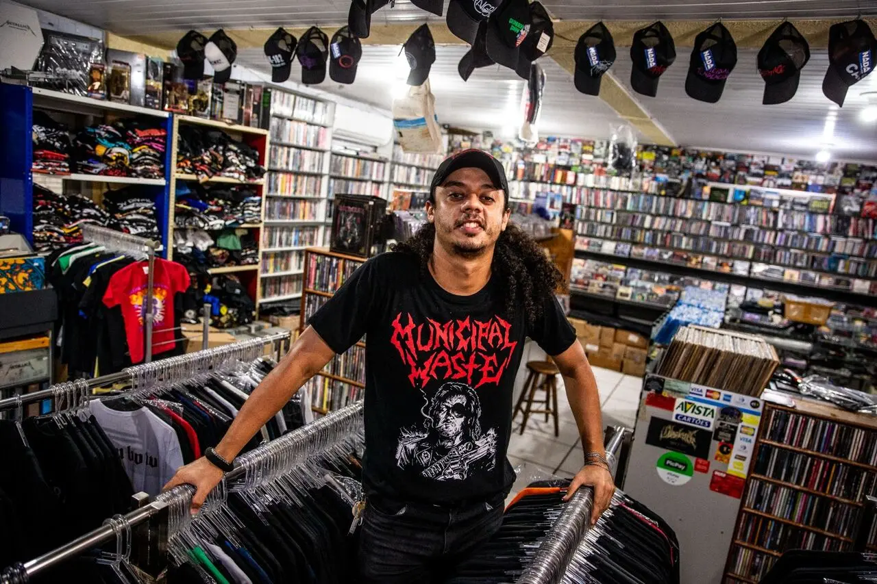 Loja tem acervo diversificado e constantemente atualizado. Na foto, o vendedor Fernando Gomes