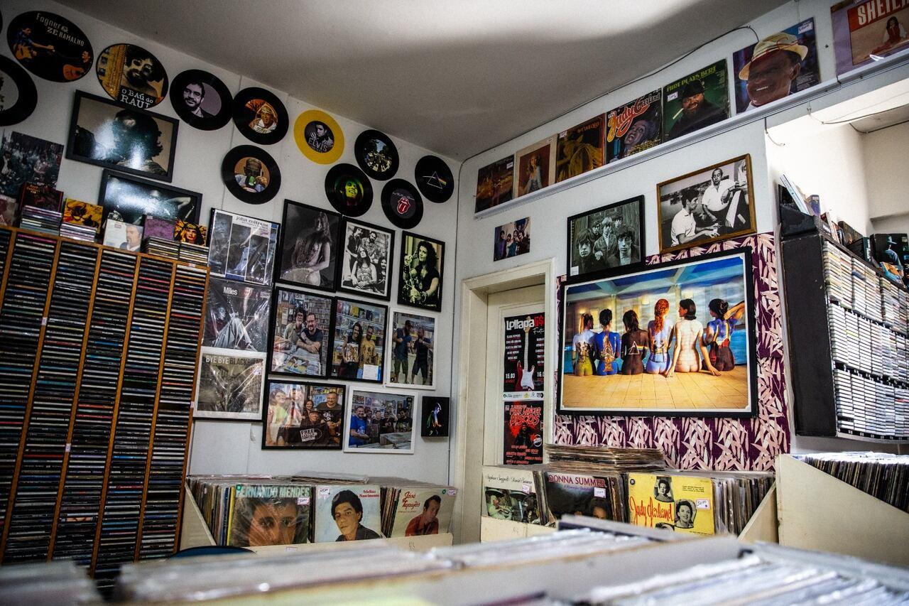 Decoração da Freelancer Discos traz nostalgia e marcos históricos da história do rock