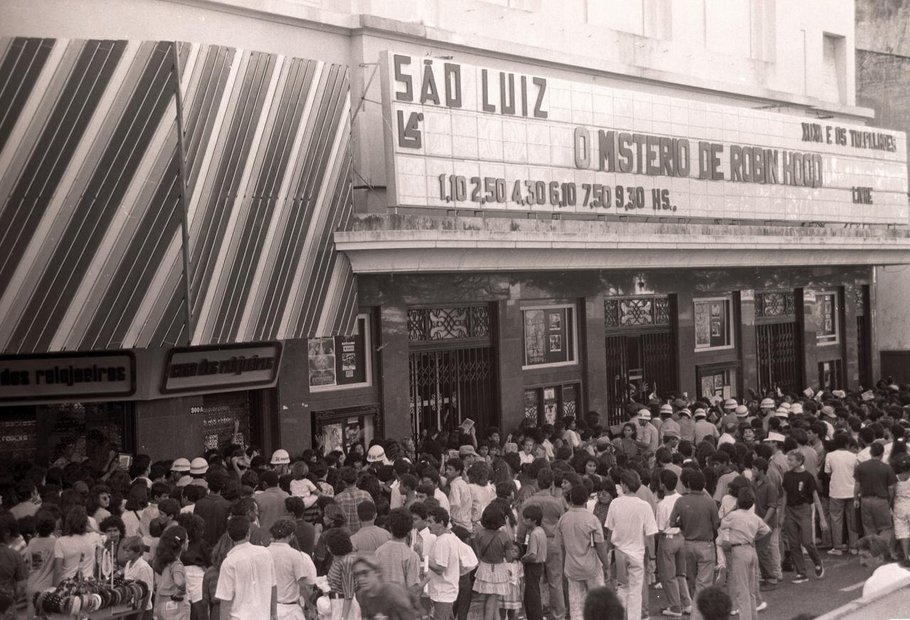 Registro de 1990 do público em fila para o então mais recente filme dos Trapalhões no Cine São Luiz, um dos principais cinemas fundados por Luiz Severiano Ribeiro