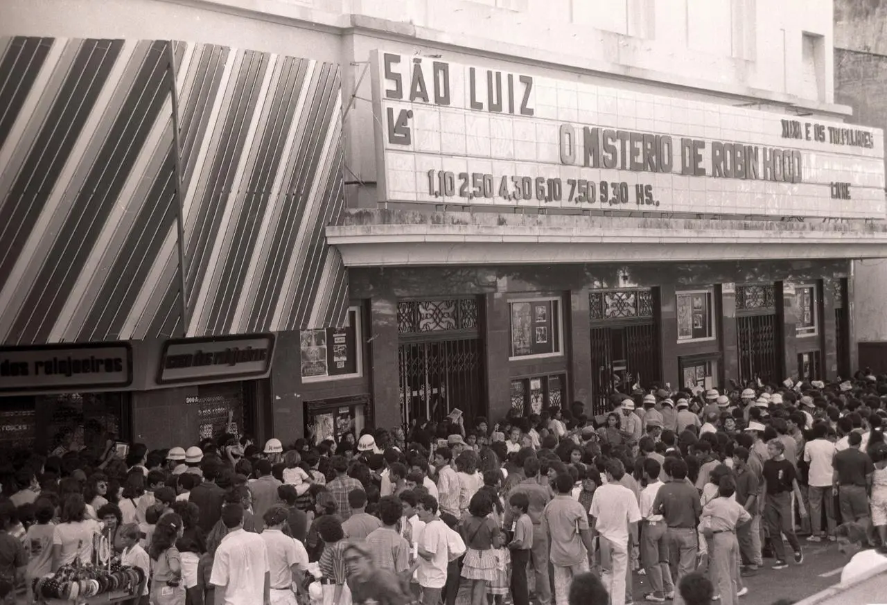 Registro de 1990 do público em fila para o então mais recente filme dos Trapalhões no Cine São Luiz, um dos principais cinemas fundados por Luiz Severiano Ribeiro